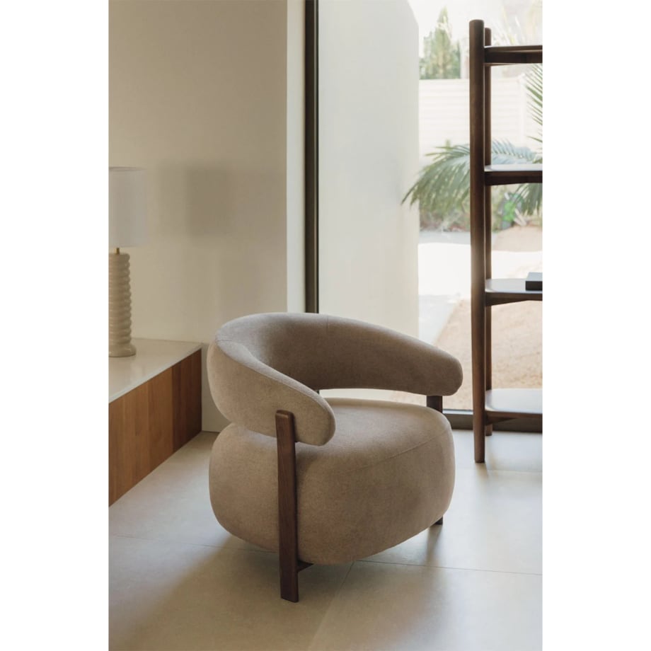 Fotel z tkaniny szenilowej Jolie, ciemne drewno, kawa z mlekiem