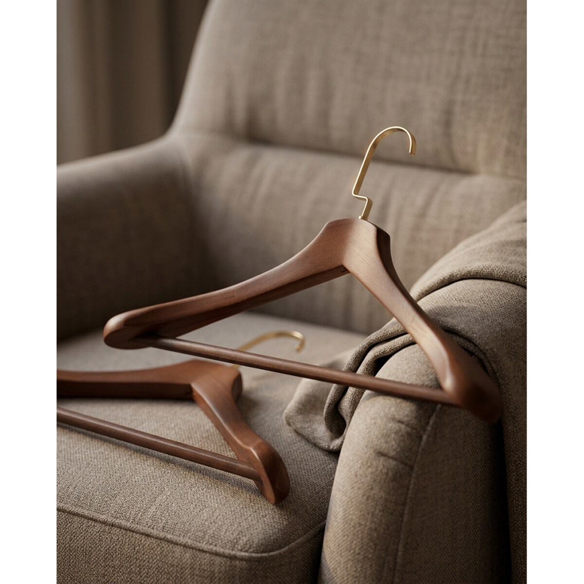 Zestaw 4 drewnianych wieszaków na ubrania SHP HARDI brązowy