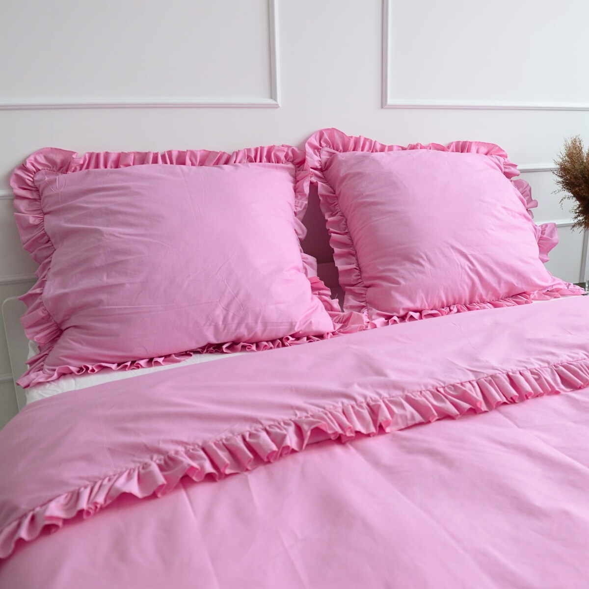 Pościel Bawełniana Z Ozdobną Falbanką Zestaw Komplet Do Sypialni Różowa 220X200 Cm + 2 Poduszki 70X80 Cm