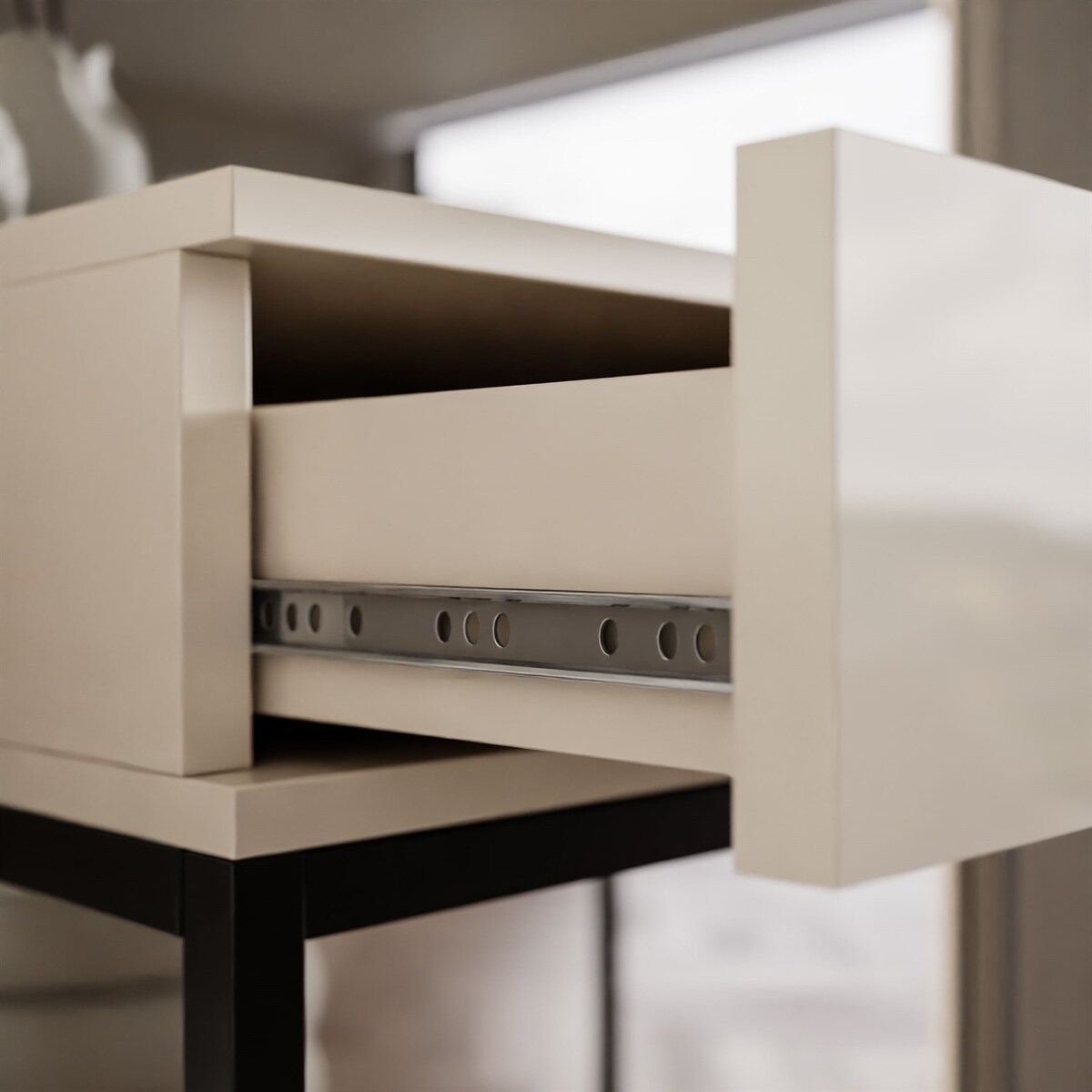 Konsola BLANCO GLAMOUR kaszmir na stelażu czarnym, uchwyt biały kryształ