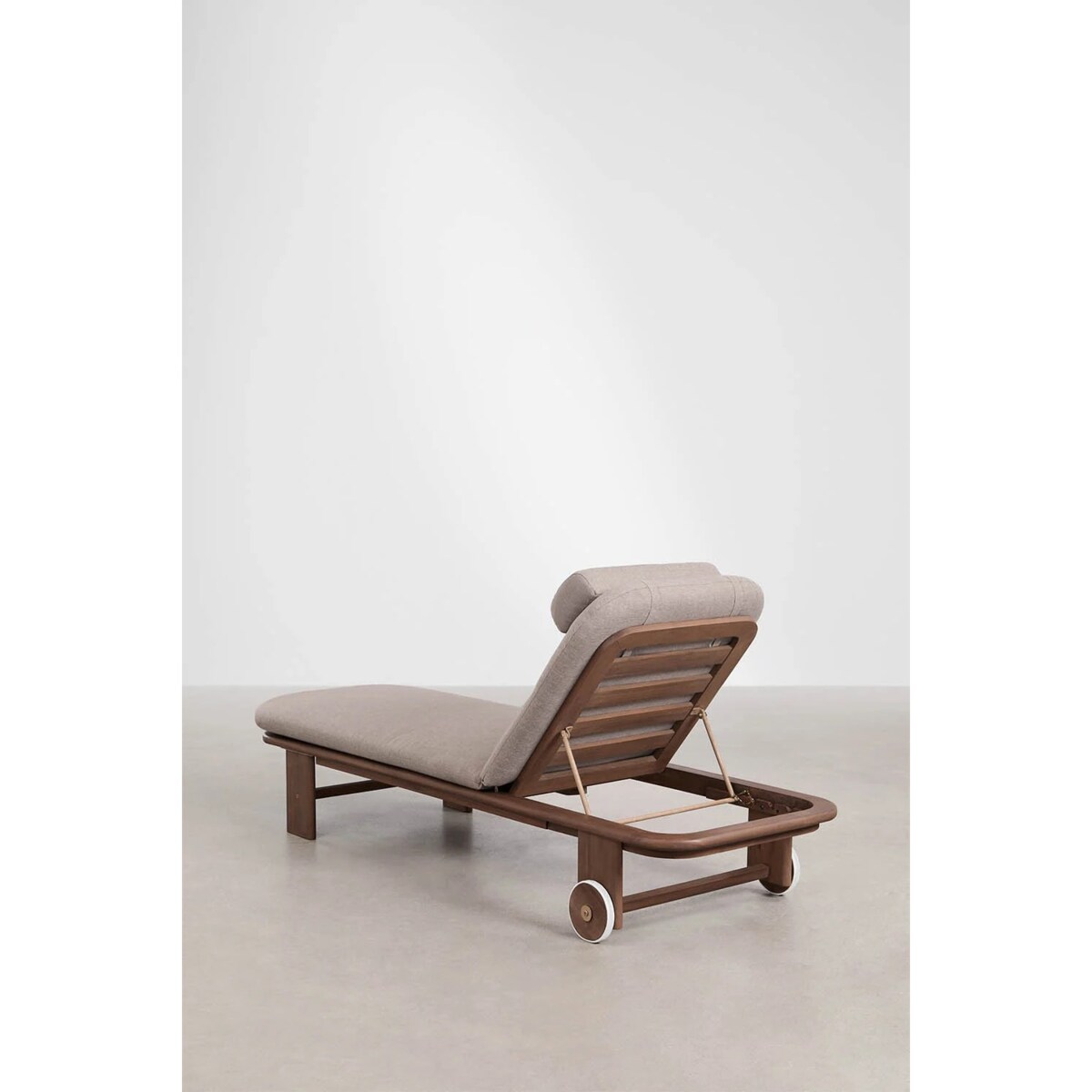 Leżak rozkładany z drewna akacjowego Uleno, ciemny