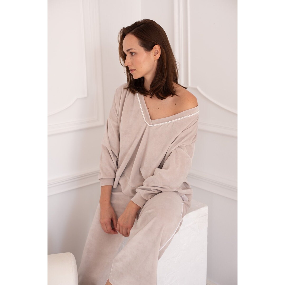 Welurowa beżowa bluza z perełkami przy dekolcie - S/M