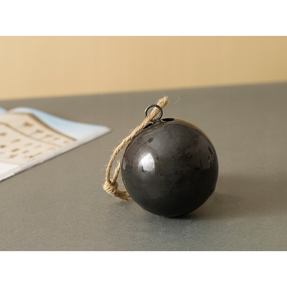 BOMBKA ZAWIESZKA metalowa CZARNA 7cm