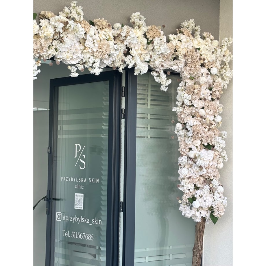 Instalacja/witryna z kwiatów 270cm wys. i 200cm szer.