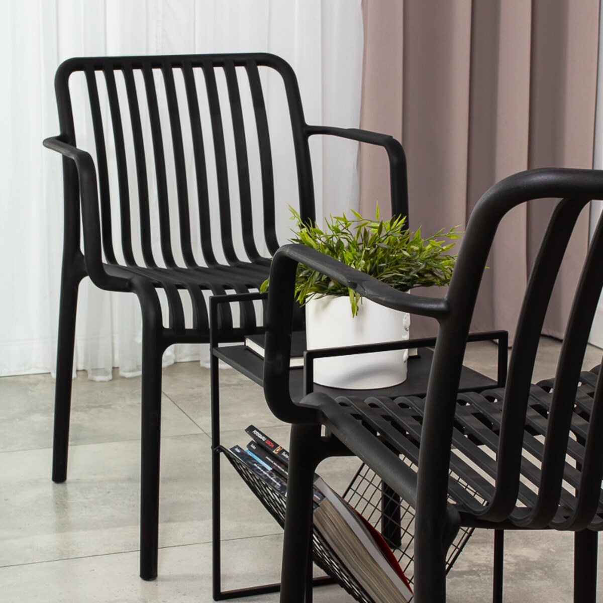 Krzesło plastikowe do salonu na balkon taras czarne nowoczesne z oparciem
