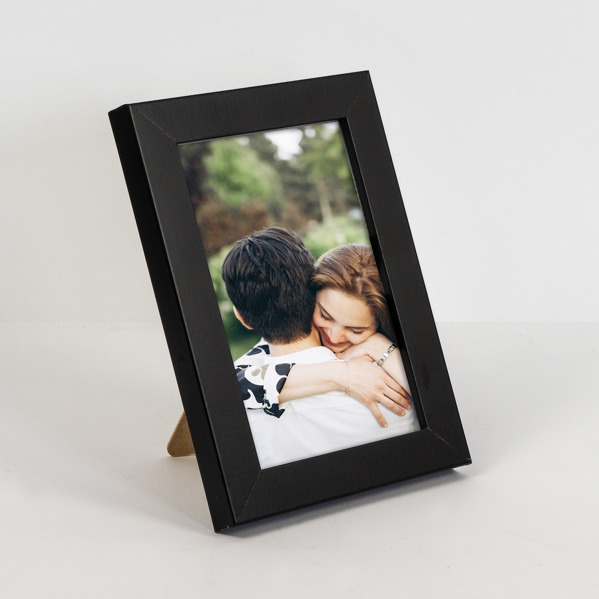 Ramka na zdjęcia 10x15 cm czarna rama MDF z plexi do powieszenia pion poziom stopka klasyczna ramka FRAMAI