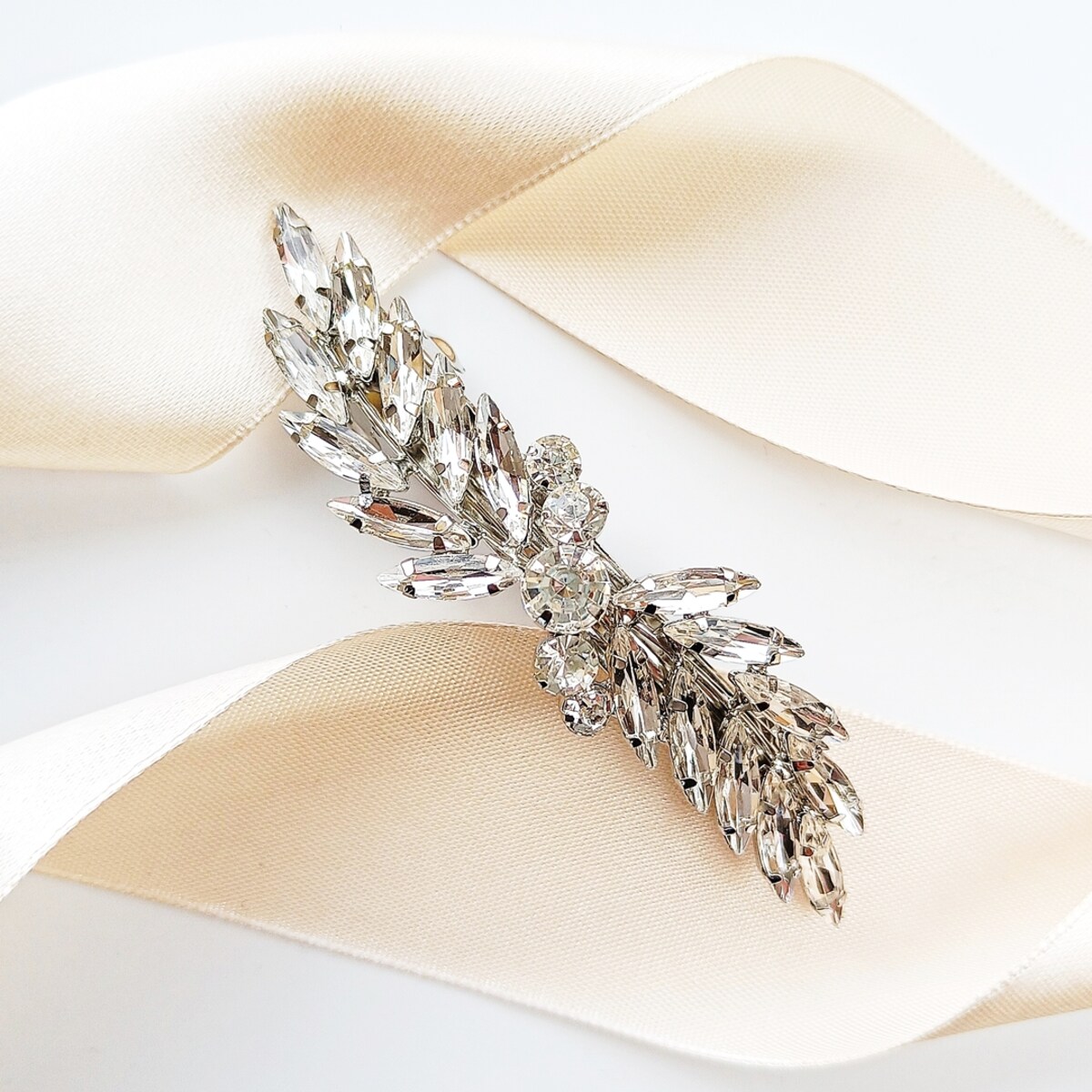 Srebrna smukła spinka z listkami na zatrzask