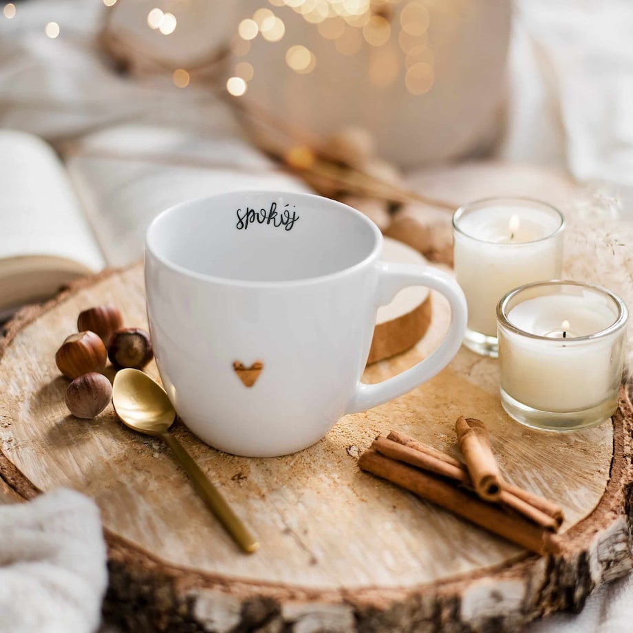 Biały kubek porcelanowy 300 ml - motyw złotego serca z napisem Spokój dla bliskiej osoby na każdą okazję
