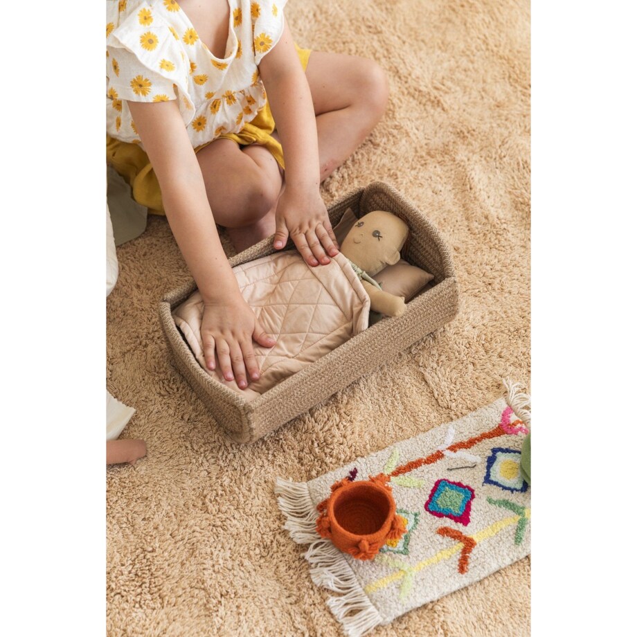 Lalka Nari zabawka bawełniana zestaw z dodatkami Lorena Canals