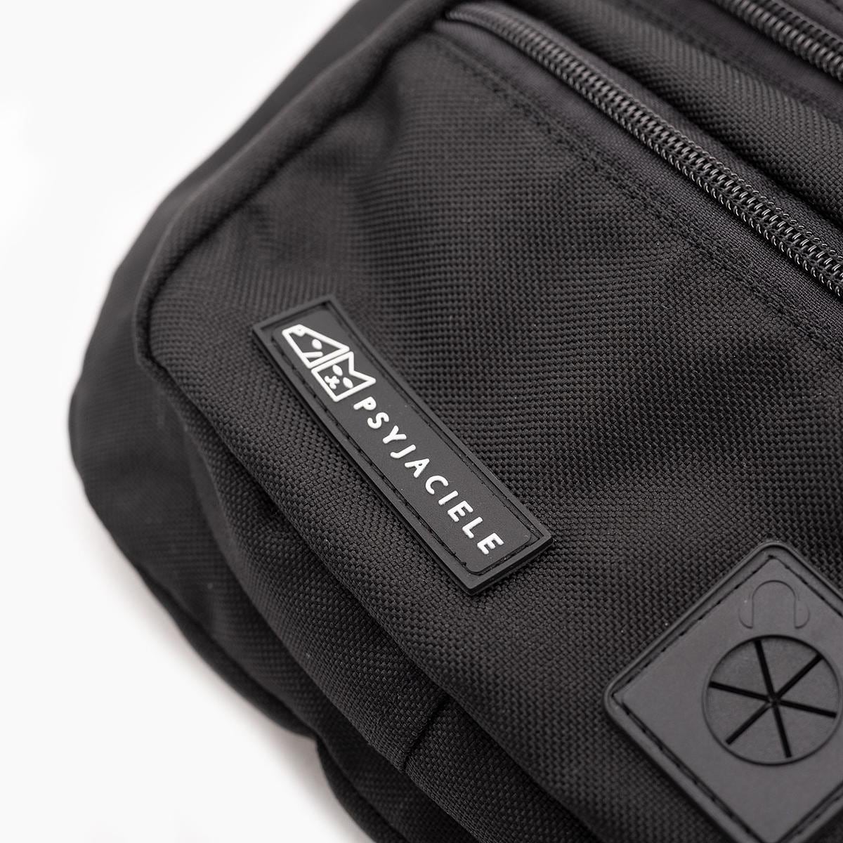 Czarna nerka spacerowa "I need space"