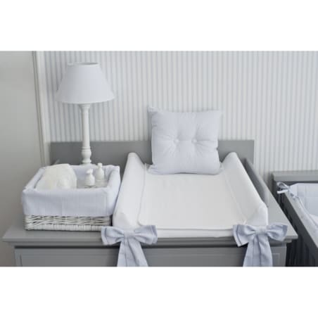 Przewijak z błękitnymi kokardami