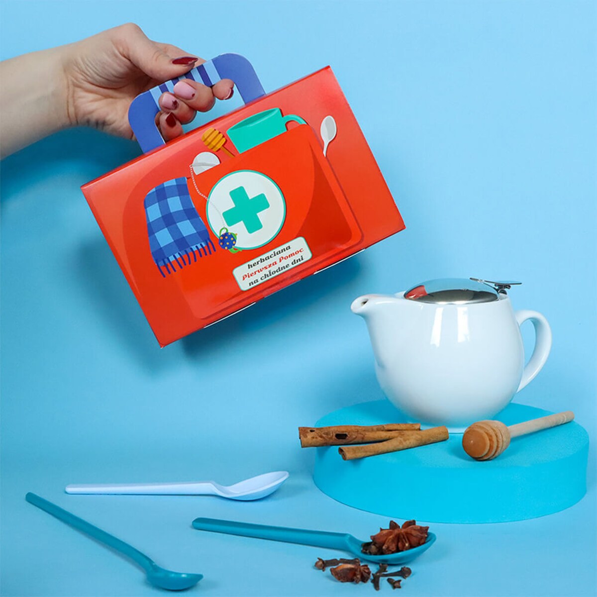 Zestaw rozgrzewających sypanych herbat w apteczce na zimę PIERWSZA POMOC