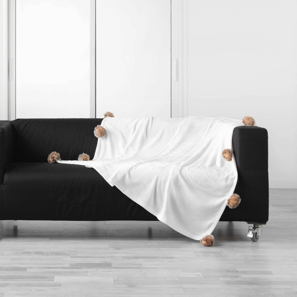 Miękki koc futrzak SNOWY z pomponami, 125 x 150 cm