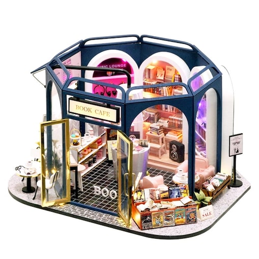 Miniaturowy domek - Książka przy kawie