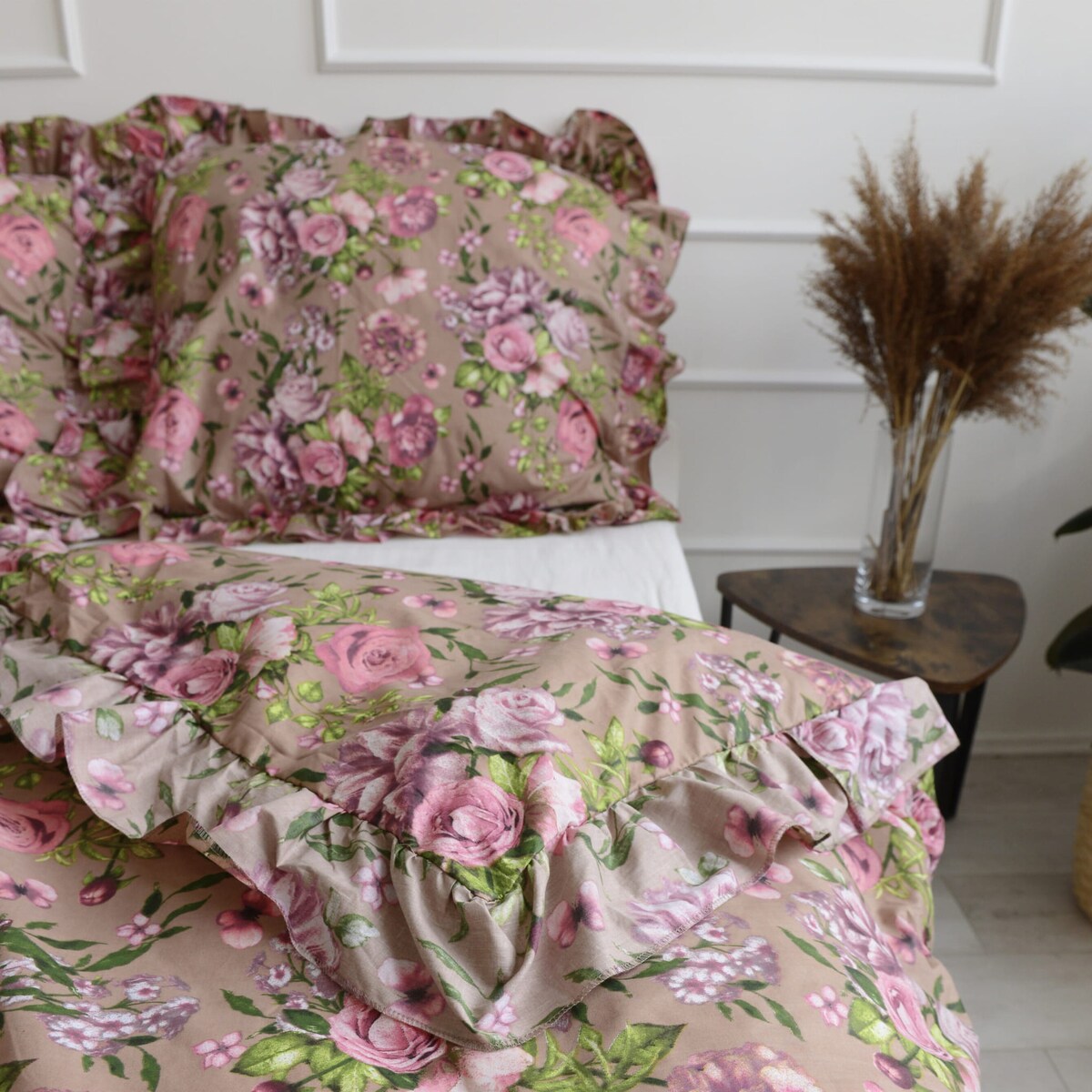 Pościel bawełniana z falbanką różowe kwiaty 180x200 + 2x50x60
