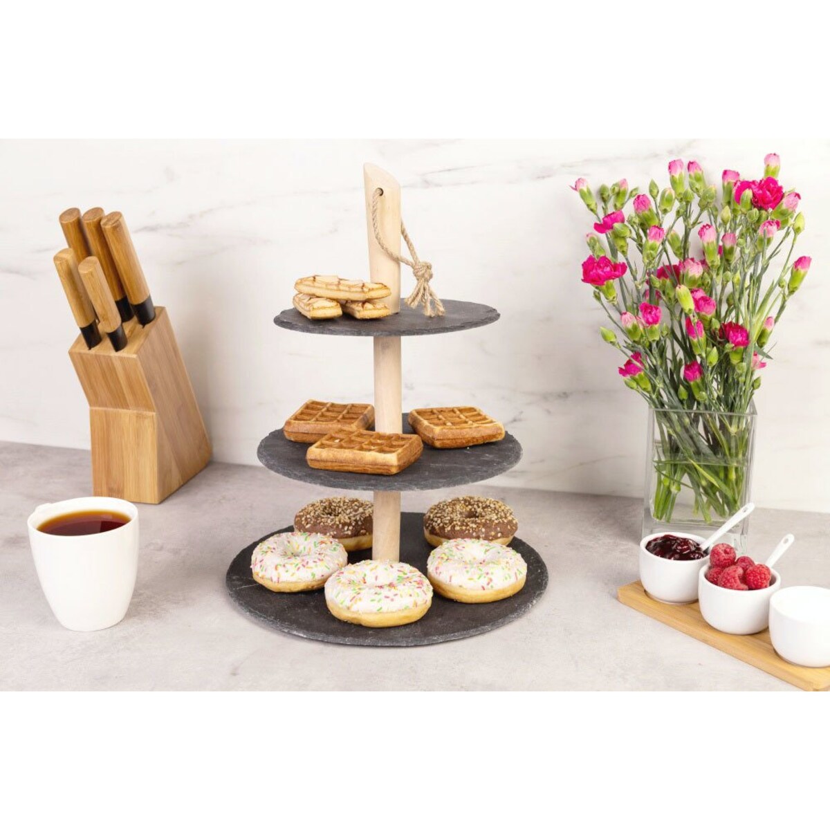 Kamienna patera na ciasta i przekąski, 3 poziomy, drewniany uchwyt