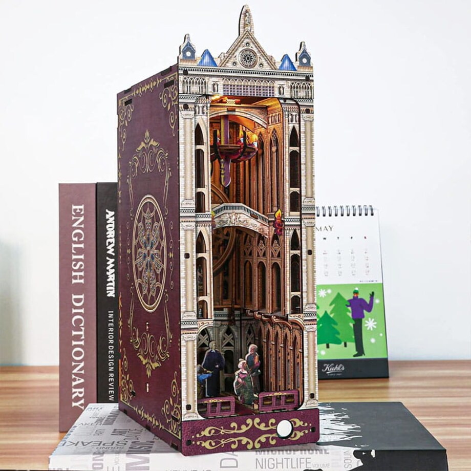 Miniaturowy domek Book Nook - Gotycka katedra