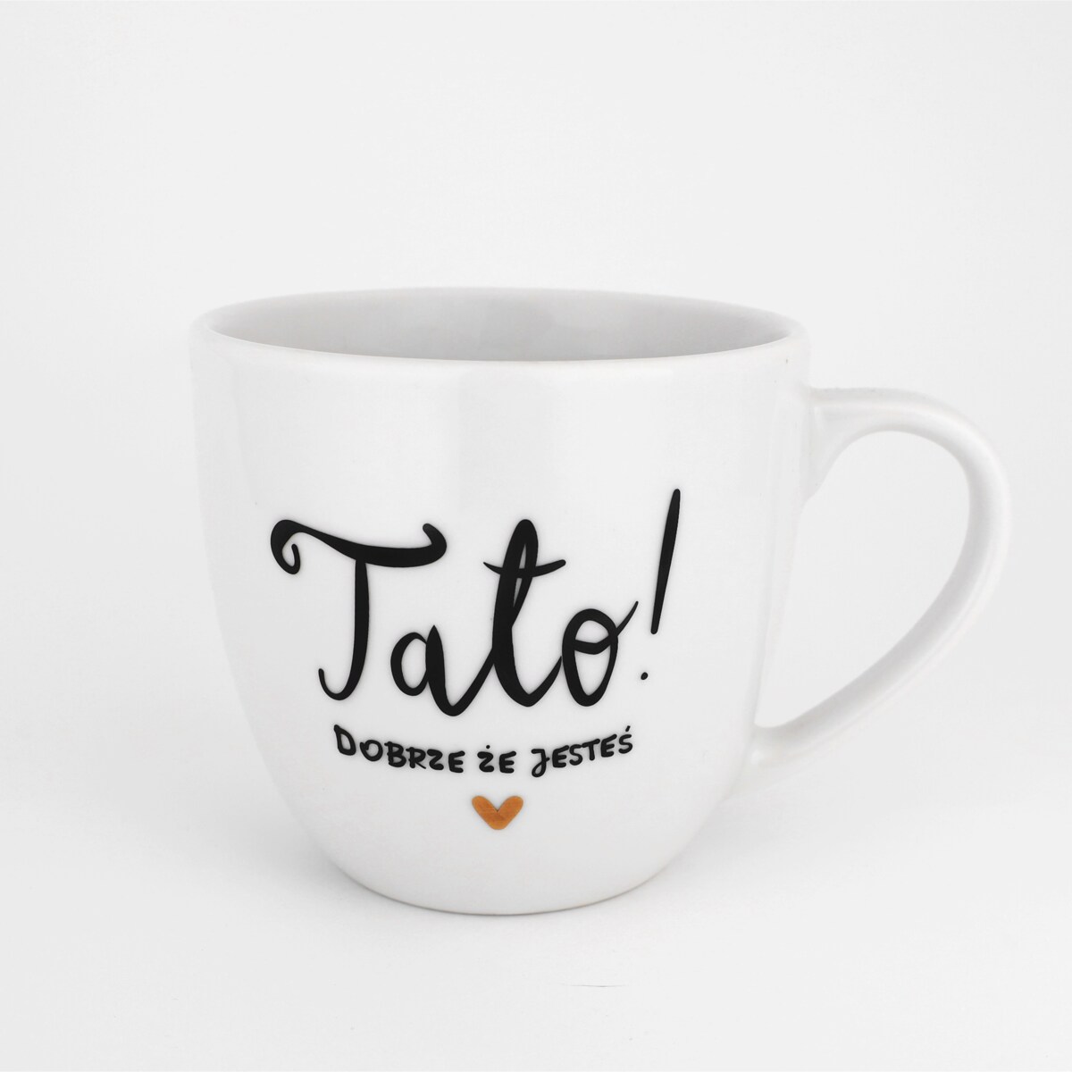 Biały kubek porcelanowy 300 ml - napis tato dobrze, że jesteś z motywem złotego serca na dzień ojca dla taty