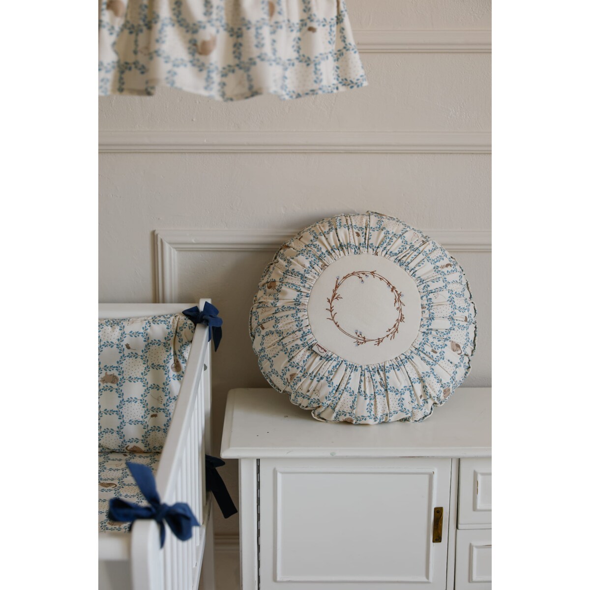 Poduszka dekoracyjna okrągła z haftem Blue Cottage