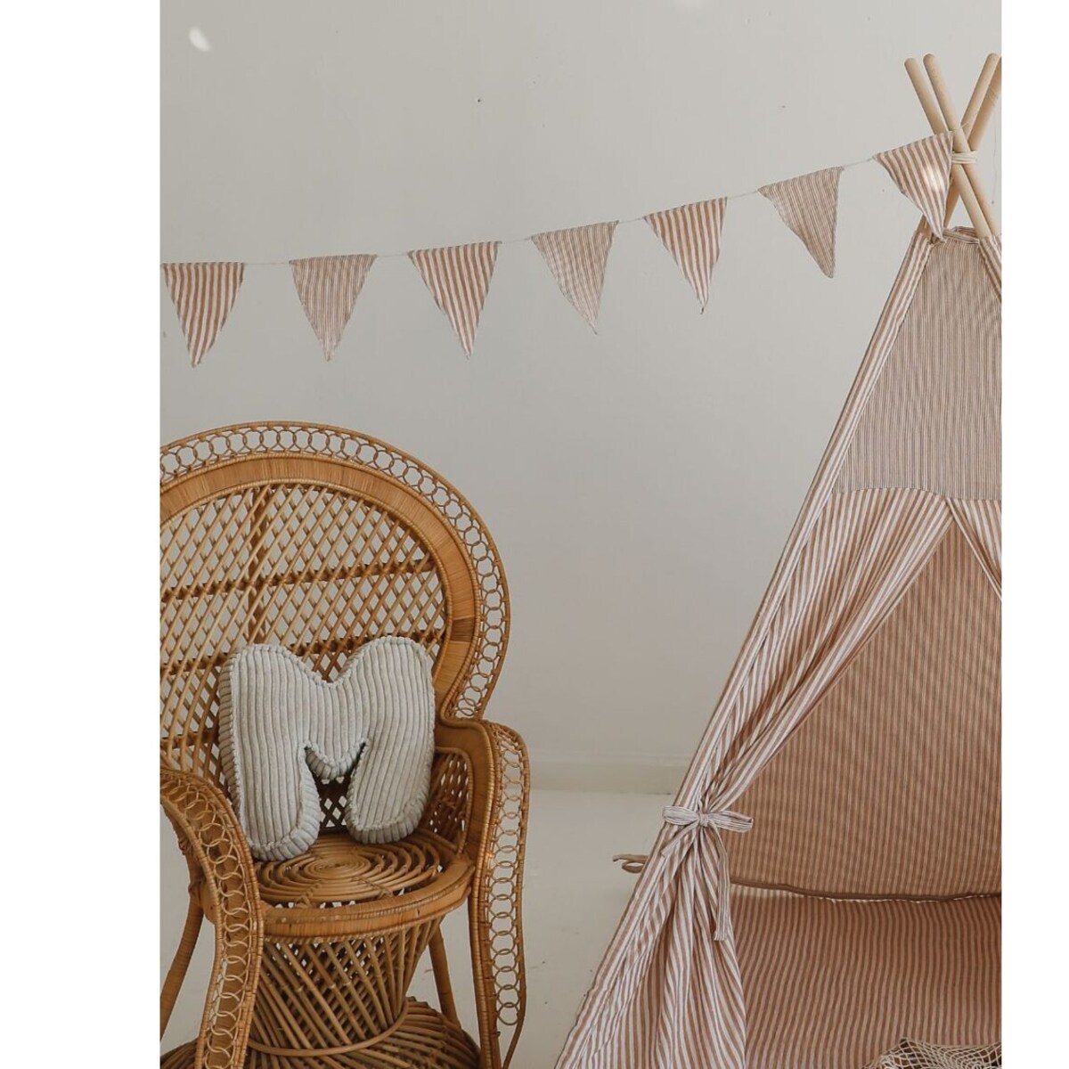 Beige Stripes – tipi, namiot dla dzieci z matą podłogową z dwustronnego muślinu