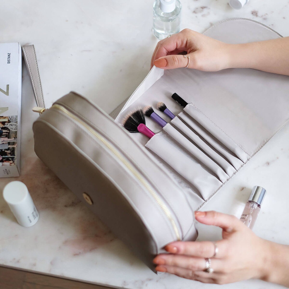 Kosmetyczka Stackers z kieszeniami na pędzle taupe