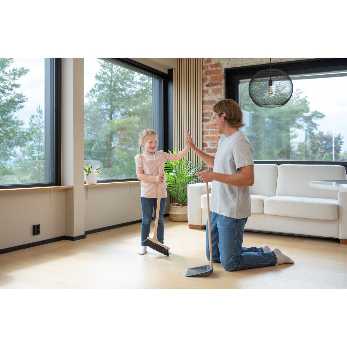 Drewniana szczotka i szufelka, 92 cm