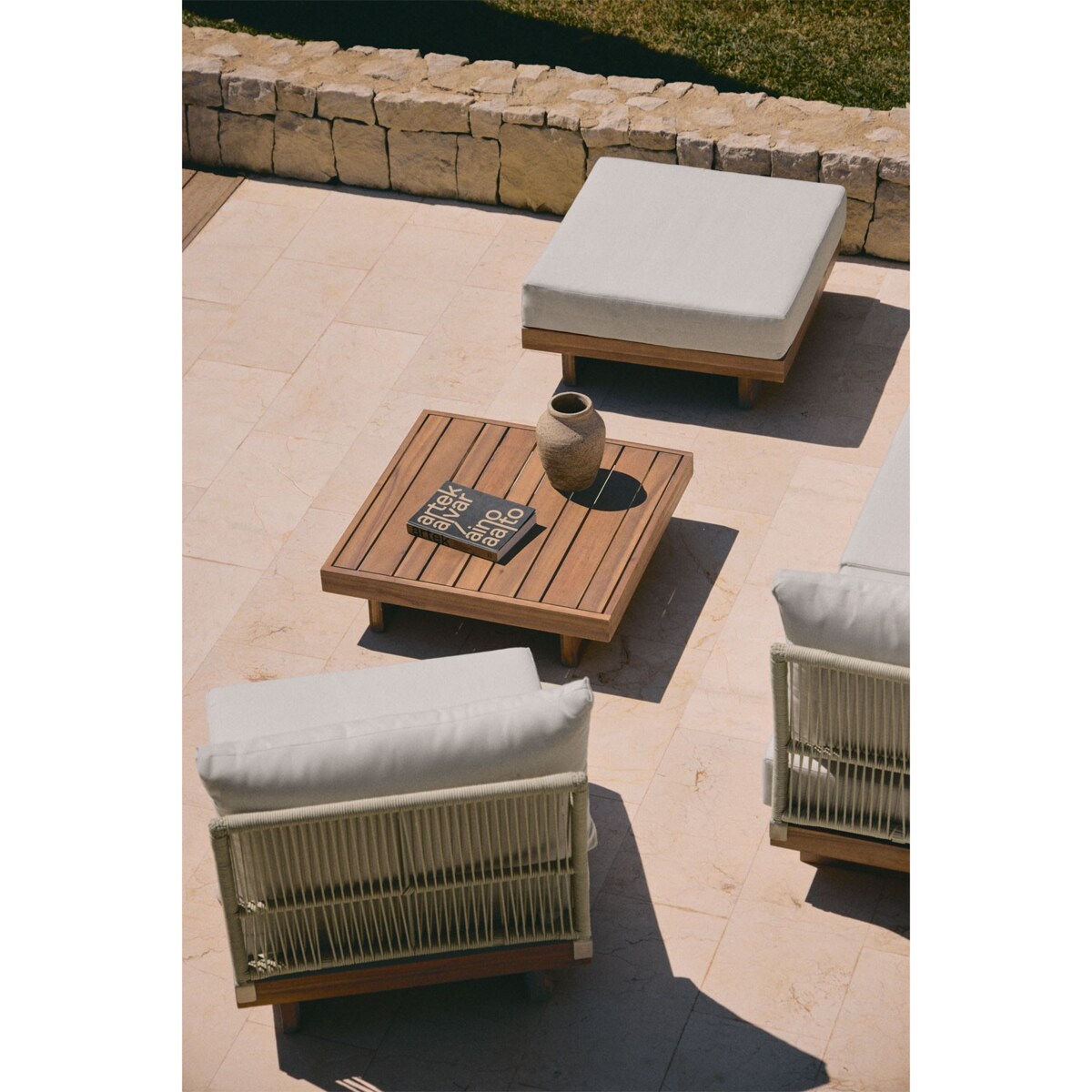 Zestaw ogrodowy: 4-częściowa sofa, stolik kawowy z pufem z drewna akacjowego Dailin