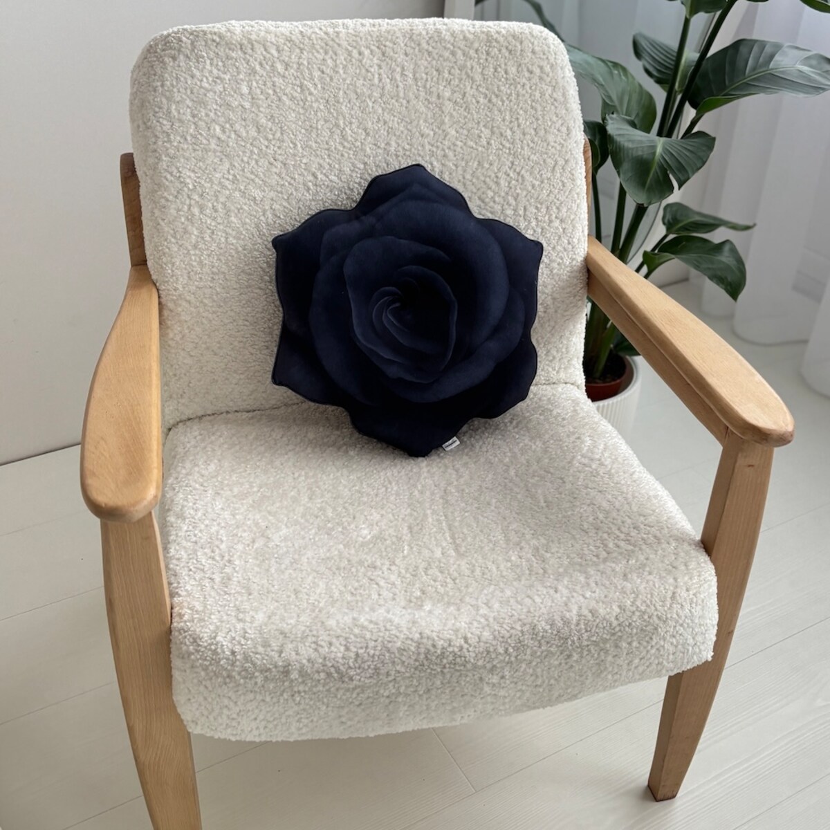 Poduszka kwiat czarna Róża mała