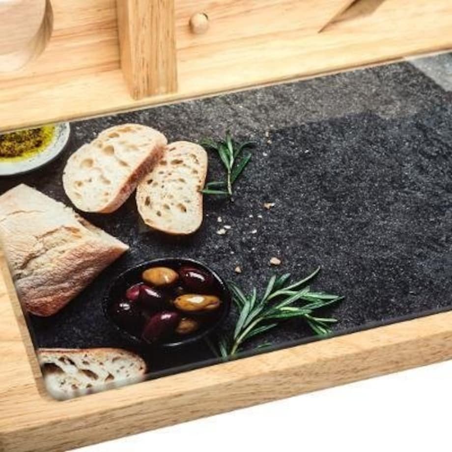 Deska drewniana z krajalnicą, ze szklaną płyta do serwowania posiłków