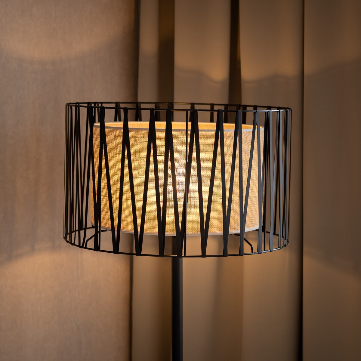 Lampa podłogowa HARMONY NATURE 5890 TK Lighting czarno-brązowa E27 z jutowym abażurem 158 cm do salonu