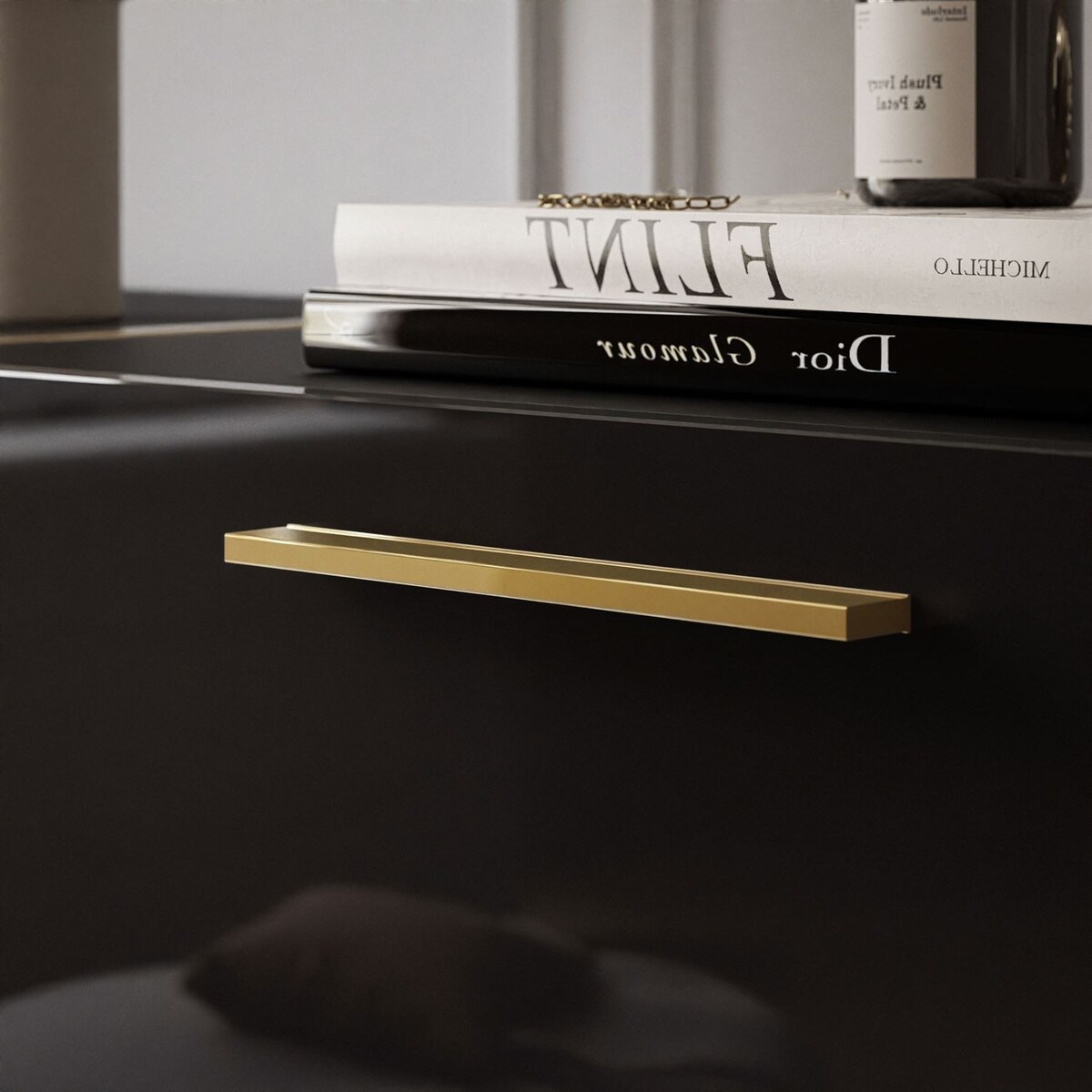 Komoda ONYX 4D 158 cm na złotych nóżkach, czarna, uchwyty złote