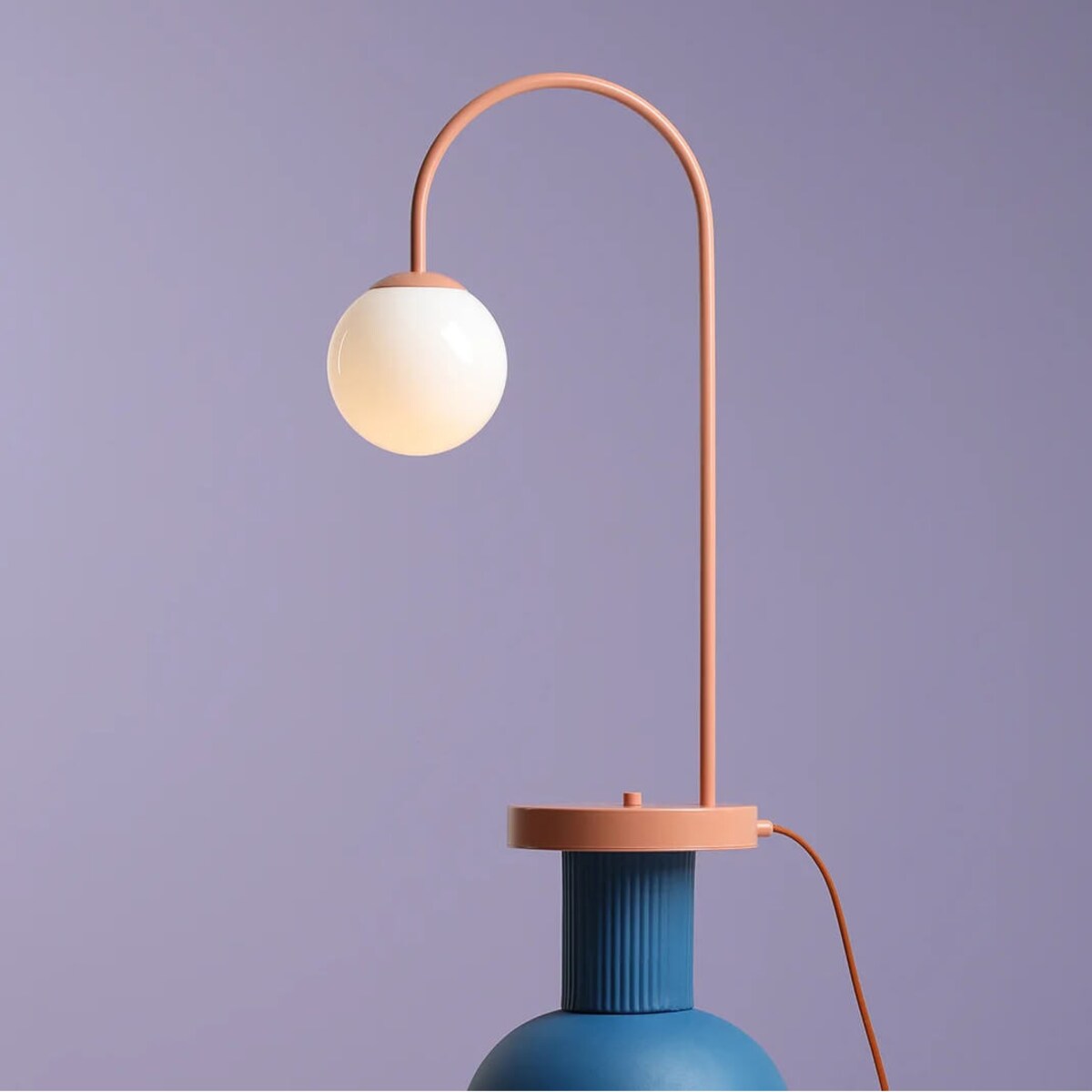 Biurkowa lampka Una 1116B11 Aldex szklana metalowa kula koralowy