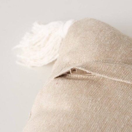 Poduszka dekoracyjna z wyszytymi choinkami i chwostami TAMMO, 40 x 40 cm