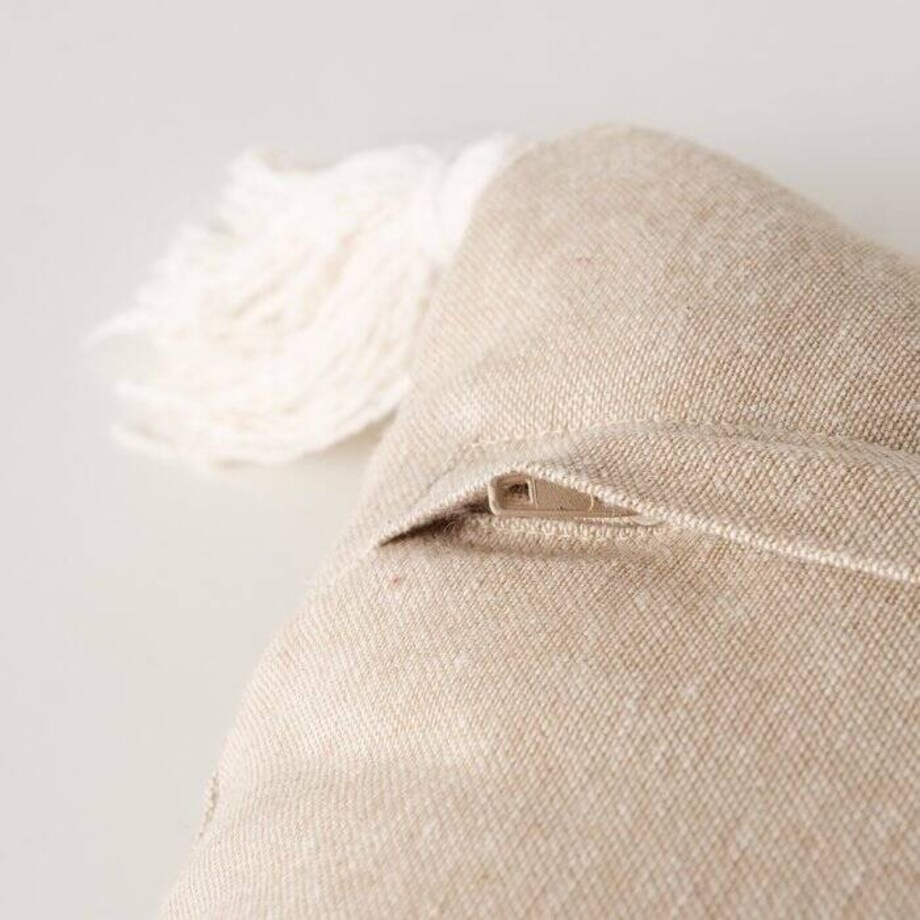 Poduszka dekoracyjna z wyszytymi choinkami i chwostami TAMMO, 40 x 40 cm