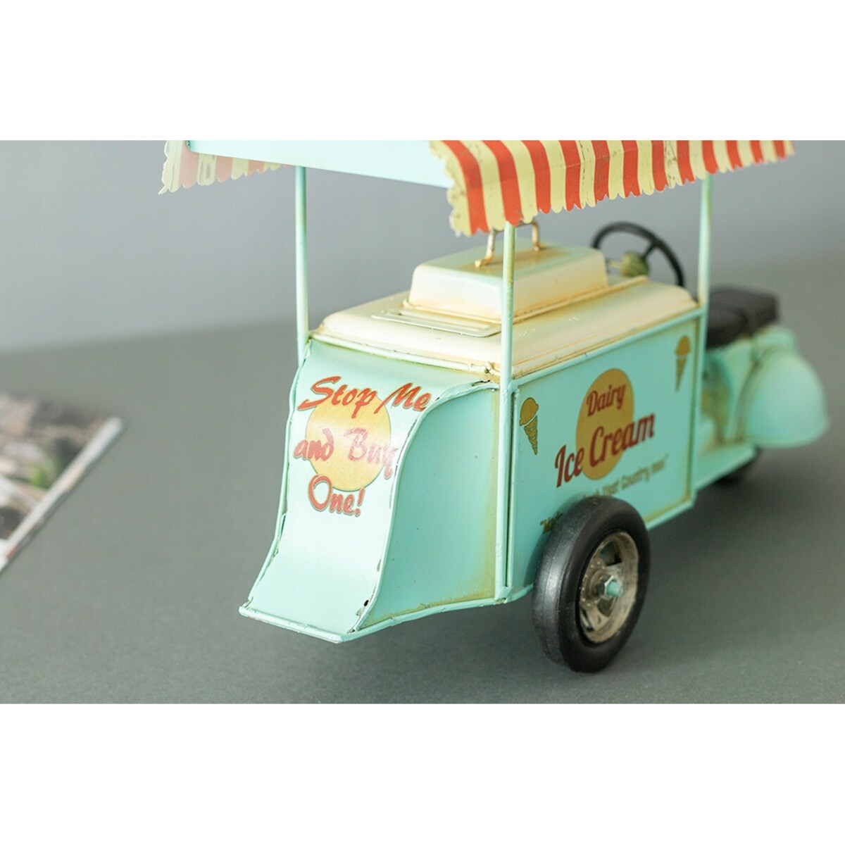 FIGURKA LODZIARKA auto z lodami RETRO
