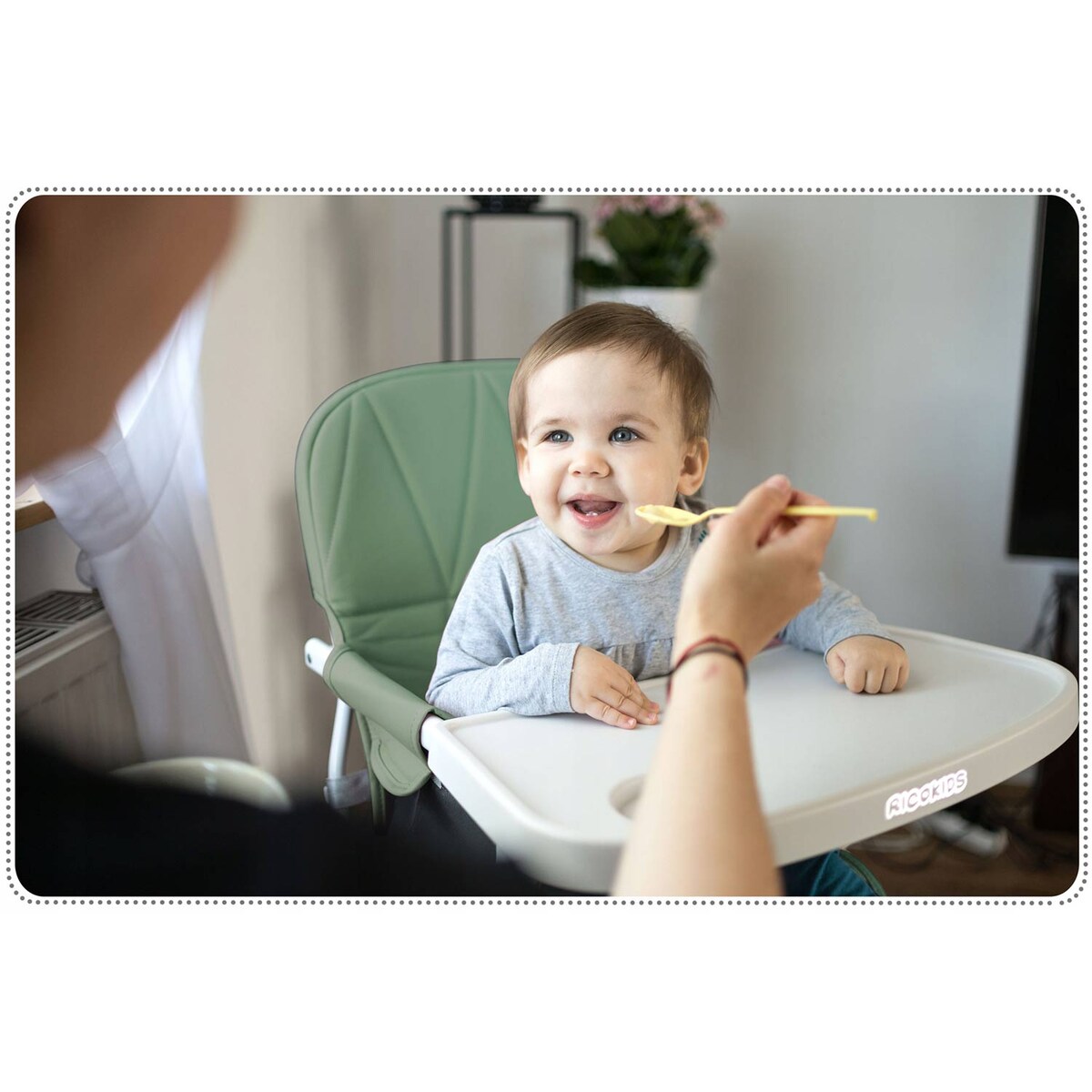 Krzesełko do karmienia Ricokids Nuco lekkie składane podnóżek 7098