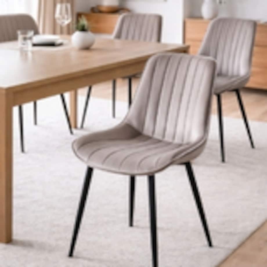 Krzesło beżowe welurowe ELVA na czarnych nogach do salonu jadalni