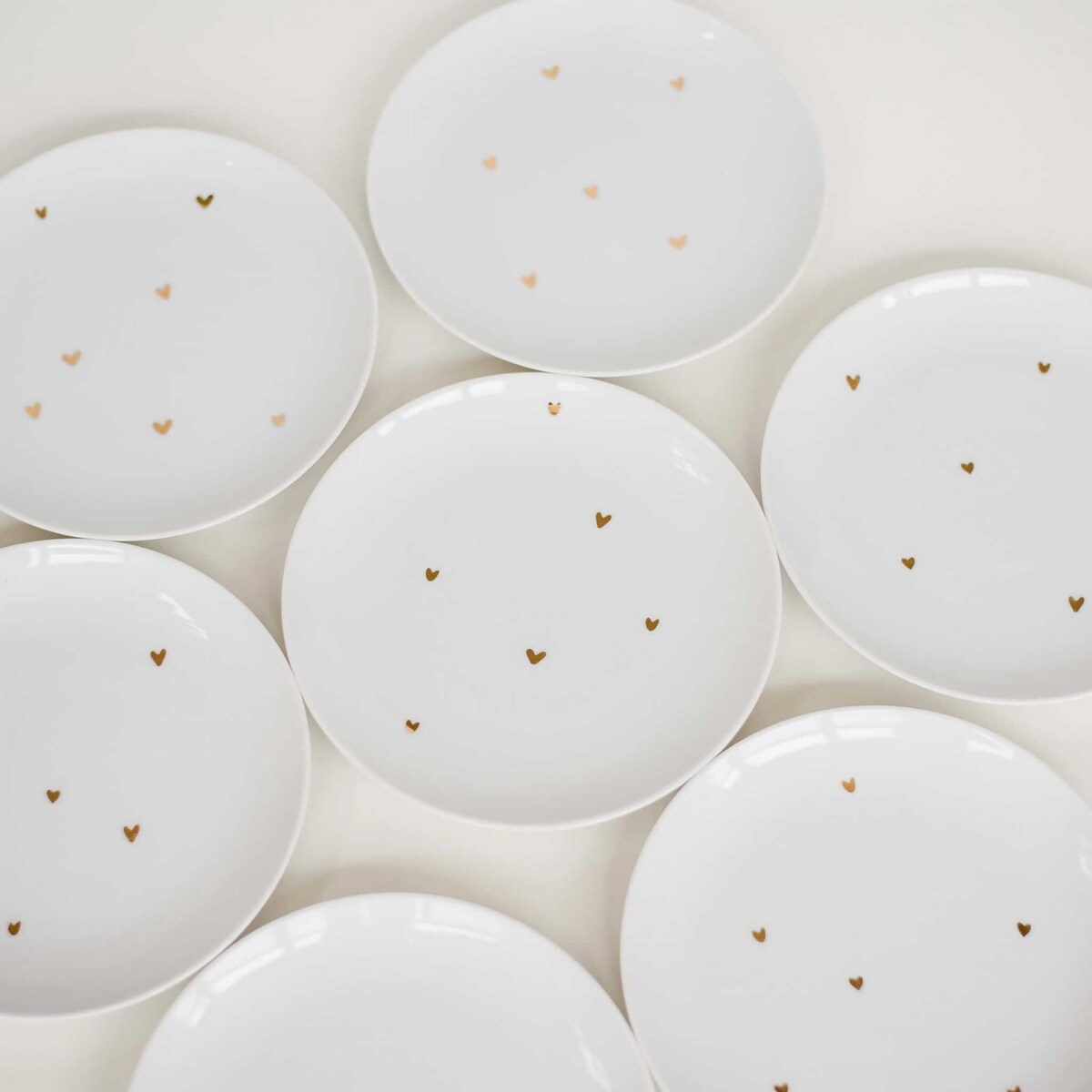Biały talerz porcelanowy obiadowy 24 cm - motyw złotych serduszek dla mamy na Dzień Matki