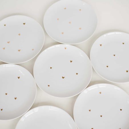 Biały talerz porcelanowy obiadowy 24 cm - motyw złotych serduszek dla mamy na Dzień Matki