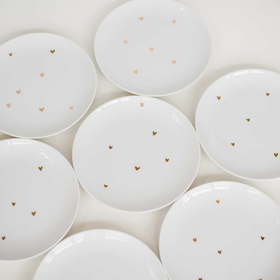Biały talerz porcelanowy obiadowy 24 cm - motyw złotych serduszek dla mamy na Dzień Matki