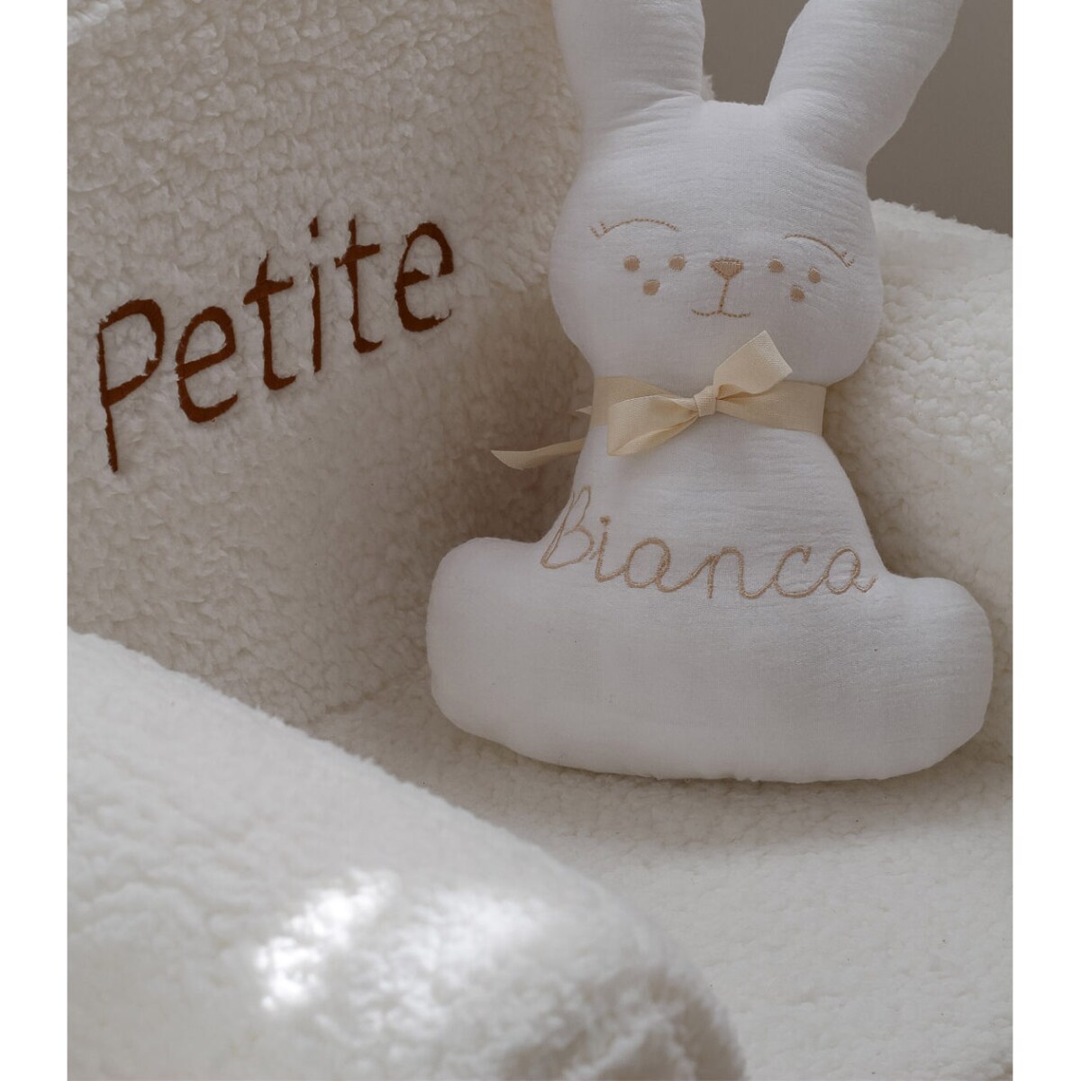 Futrzany fotelik dla dziecka z haftowanym imieniem biały