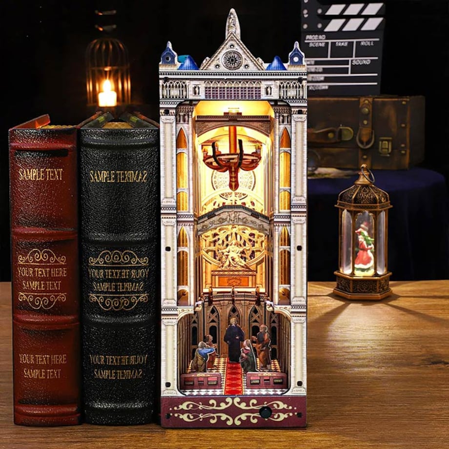 Miniaturowy domek Book Nook - Gotycka katedra