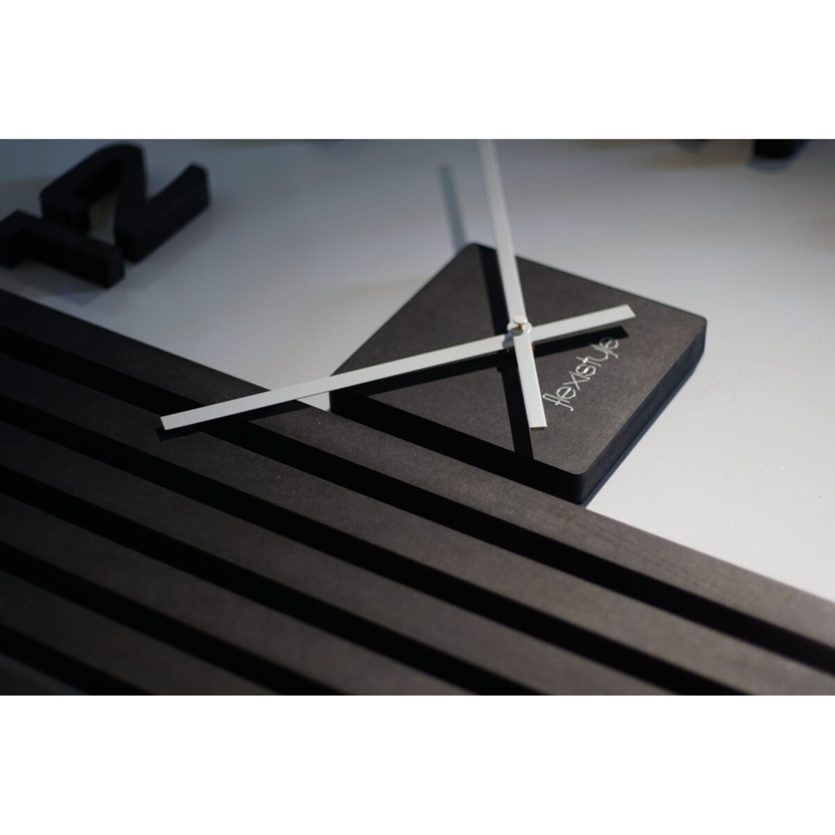 Czarny zegar ścienny drewniany LAMELE 60cm