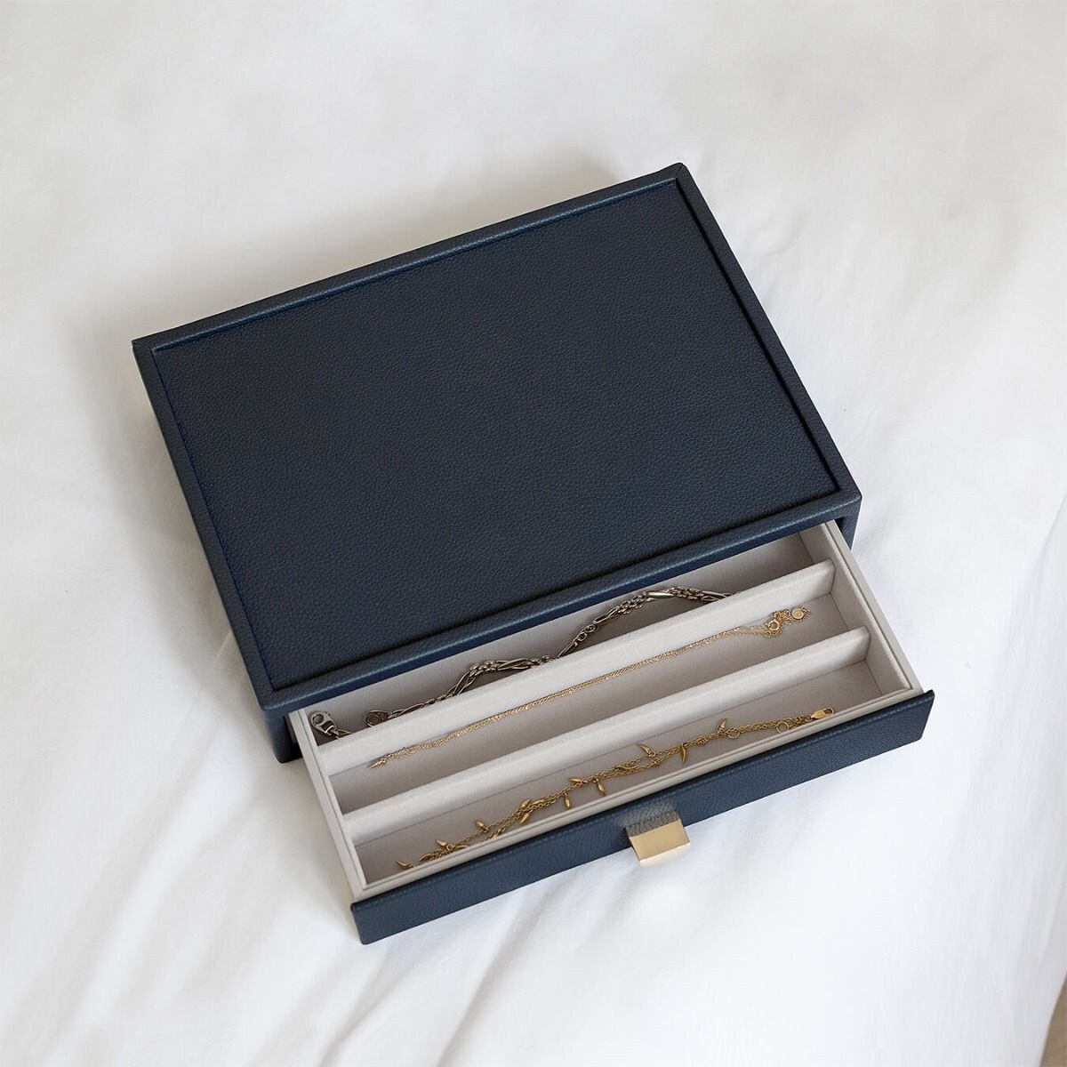 Szkatułka na naszyjniki Stackers Pebble classic granatowa z szufladą