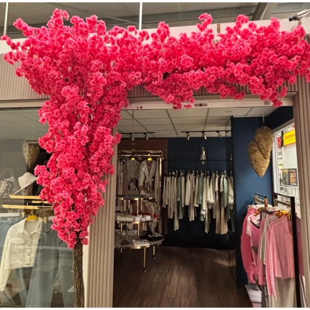 Instalacja / witryna fuksjowa z kwiatów wiśni 260cm