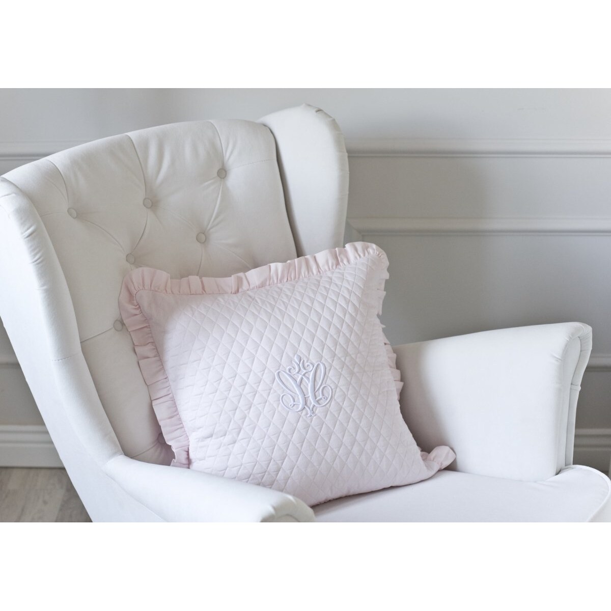 Poduszka pikowana duża z emblematem i falbanką pudrowa
