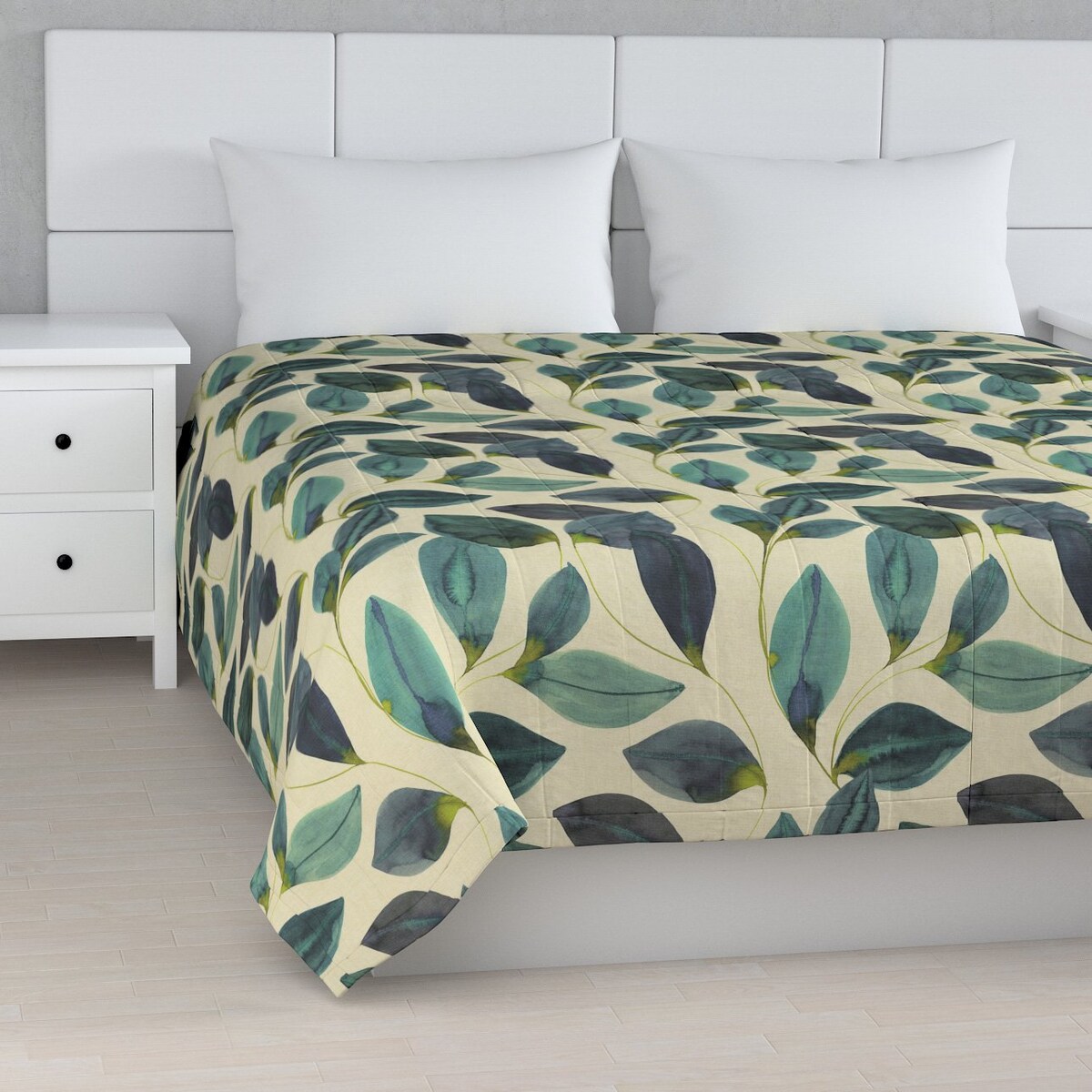 Narzuta pikowana w pasy 260x210 liście w kolorze szmaragdowej zieleni z fioletem na lnianym tle