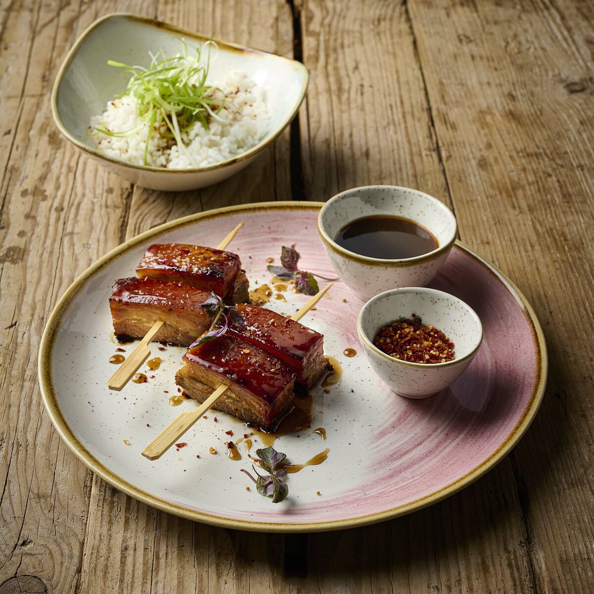 Talerz organiczny z wysokim rantem Stonecast Petal Pink, 230mm