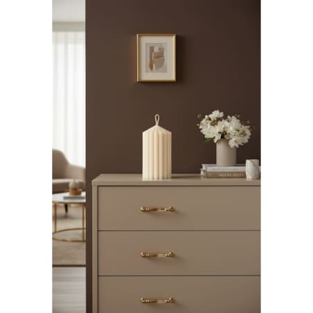 Świeca sojowa Pillar M – ręcznie wykonana dekoracja z naturalnego wosku o geometrycznej formie