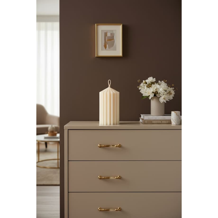 Świeca sojowa Pillar M – ręcznie wykonana dekoracja z naturalnego wosku o geometrycznej formie